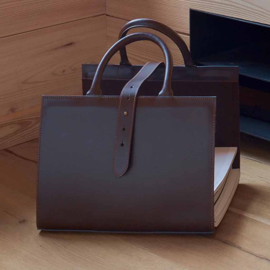 porte-magazine en cuir coloris chocolat de Midipy