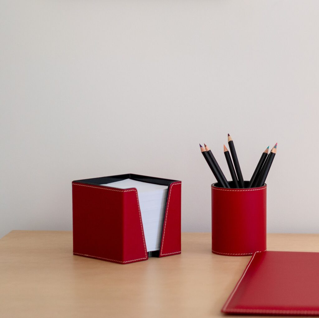 pot à crayon en cuir rouge
