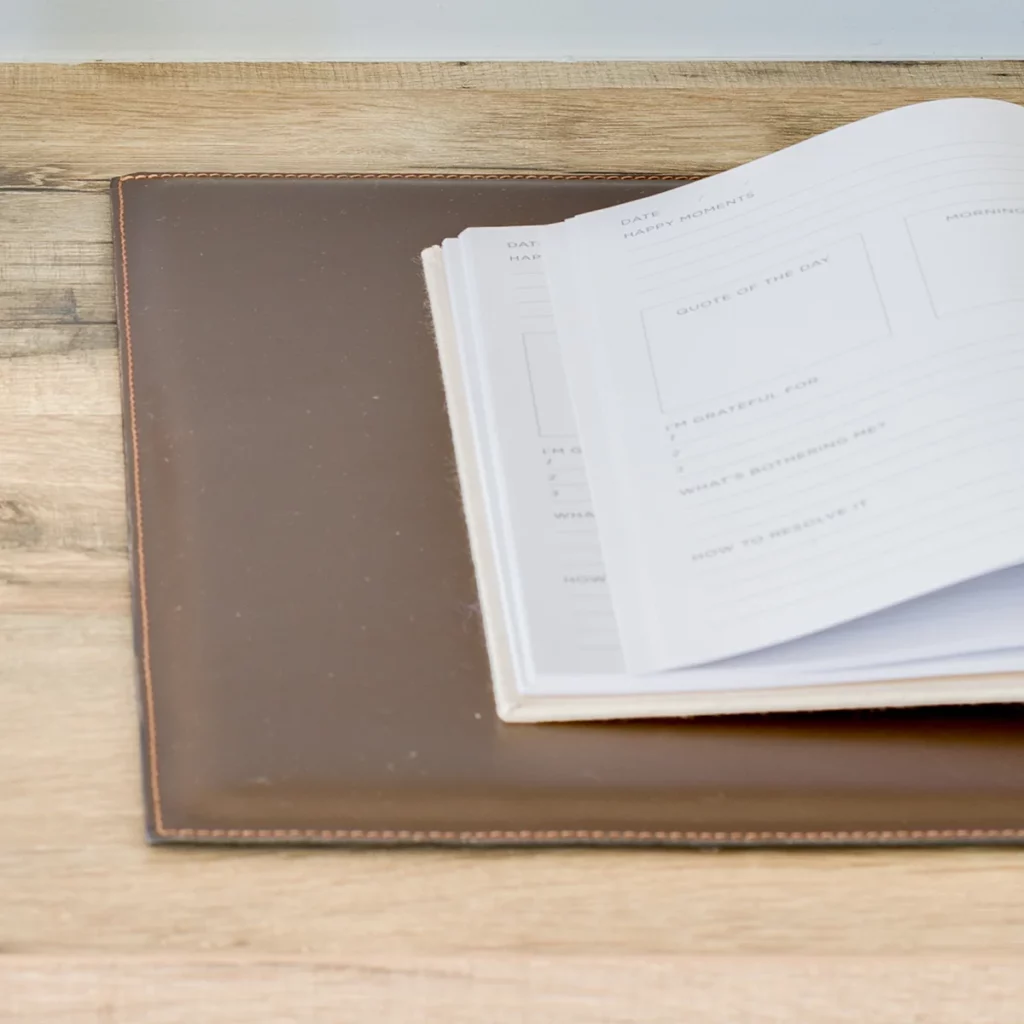 sous main de bureau en cuir coloris marron chocolat
