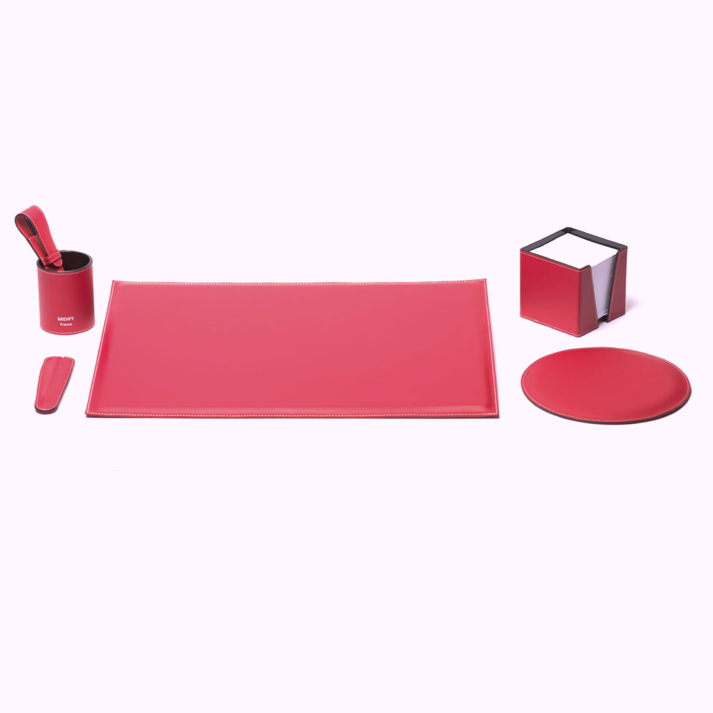 accessoires de bureau en cuir rouge Carmin : sous main, tapis de souris, pot à crayon, bloc cube papier et étuis à stylo