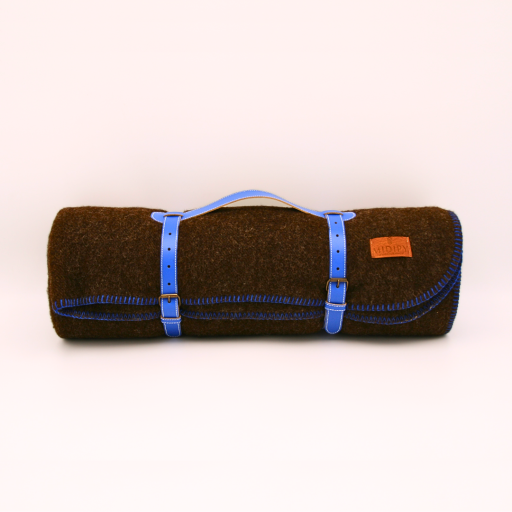 plaid pure laine française coloris chocolat et feston bleu