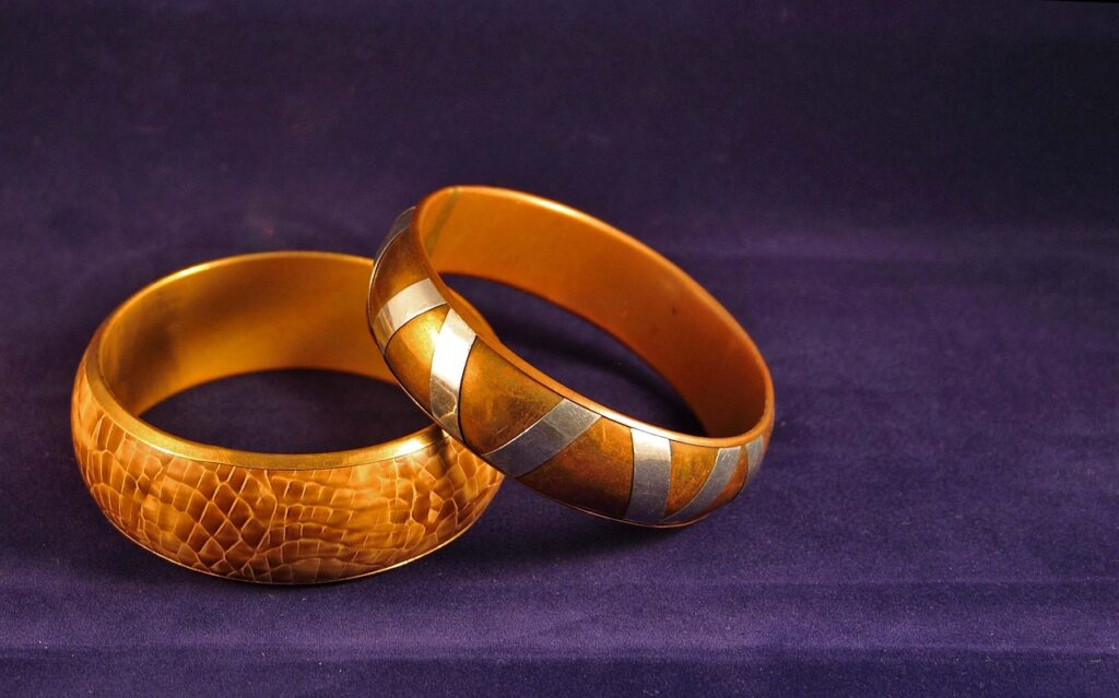 bracelets anciens en os et pierre polie, symbolique bijoux histoire